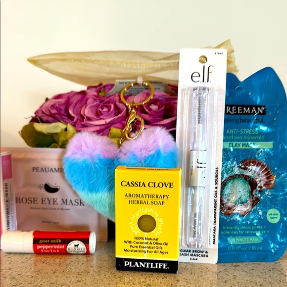 Beauty products NWOT 8 PCs total assortment with fun keychain - Picture 3 of 6